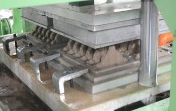 機械計算機制御を作る卵の皿の紙の箱を形作る2つの型